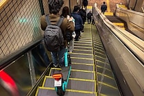 LUUPとエスカレーター乗って地下鉄目指す男性が「危険すぎる」と物議　防犯カメラが捉えた「その後」を駅員に聞いた