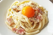 マヨネーズと“アレ”でカルボナーラ風になる…　冷凍うどんアレンジが激ウマで最高だった