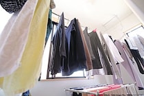 部屋干しで服の“見た目”に異変　じつは、家の中に原因も…「こうすれば」解決