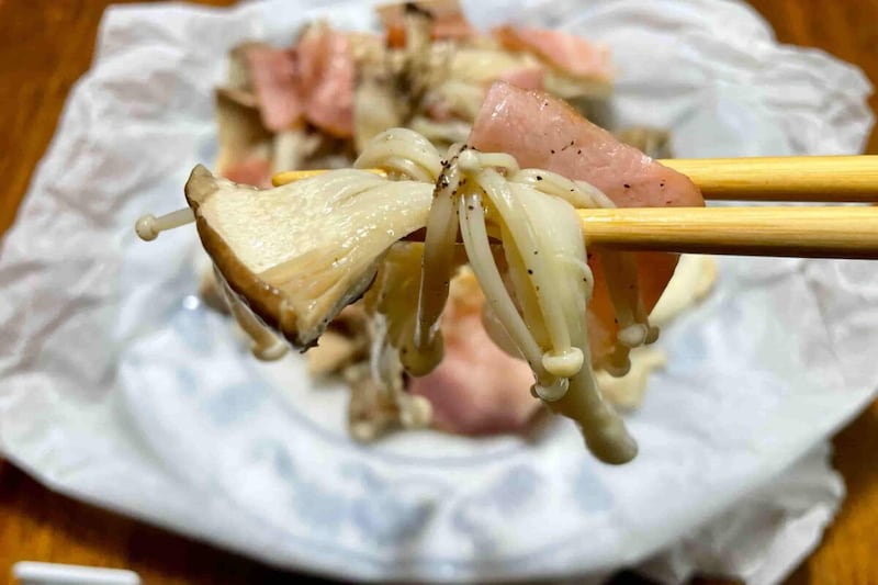 きのこの紙蒸し