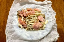 クッキングシートで作る「きのこの紙蒸し」が簡単すぎる　レンチン3分で旨みが凝縮