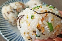 お弁当に入れたい「我が家の最強おにぎり」　500万再生の簡単で激ウマのレシピ