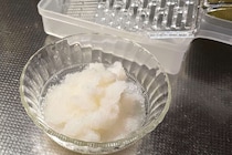 ダイソー110円「しぼれるおろし器」が鍋の日の救世主！　面倒な“水切り”も一瞬で完了