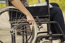 車椅子が線路にはまり動けない女性を18歳少女が救出　勇気ある行動に称賛の声