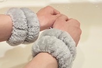 洗顔時に“袖が濡れる”問題、ニトリの299円グッズがあっさり解決　「マジで革命」の声も