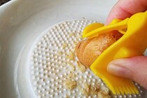 薬味をおろすとき“もう怖くない”　食材を最後まで無駄なく使える画期的なアイテムを発見