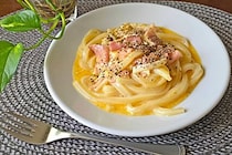 冷凍うどんと具材を“レンチン5分”　超お手軽「カルボナーラ」が濃厚でやみつきになる