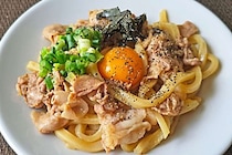 【レンチン5分でここまでウマい】　かどや製油の「油そば風豚うどん」がスタミナ満点だった