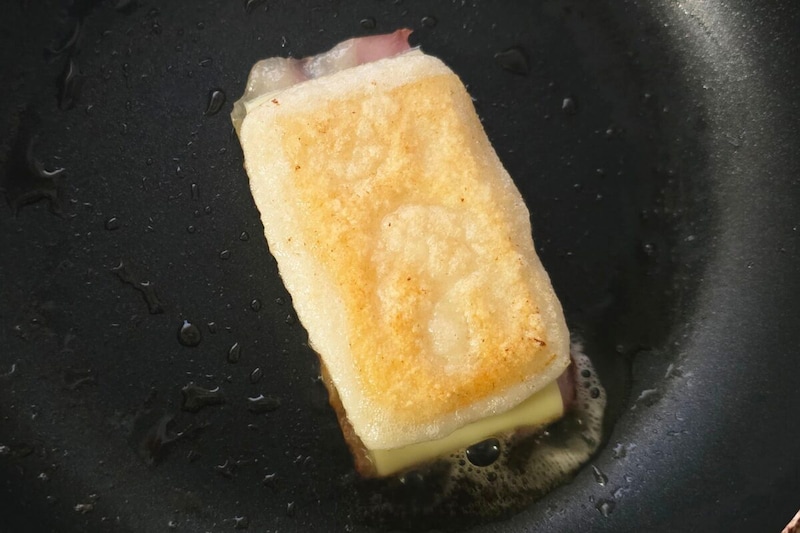 ベーコンチーズ餅・ひっくり返す