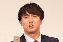 コロチキ西野創人、新幹線で遭遇した人気芸人を激写　「動画観てるんか寝てるんか…」