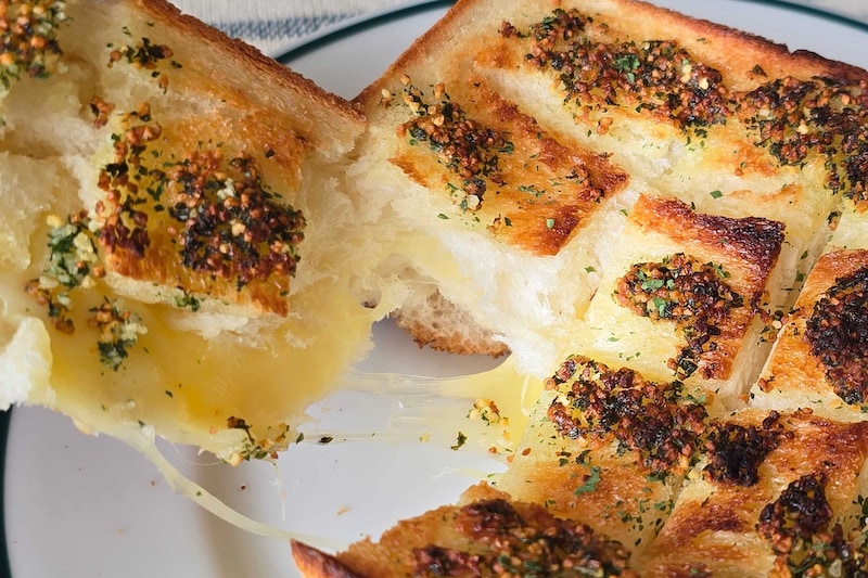 【閲覧注意】深夜に見ちゃダメなやつ 「チーズ×バター」の罪悪感がヤバいトースト