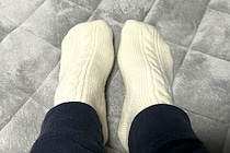 寒くても靴下履いて寝てはいけない、驚きのデメリットあった　靴下屋は「レッグウォーマー」を推奨