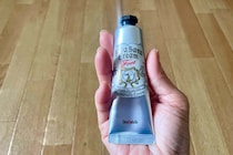 デオナチュレ「足指さらさらクリーム」を試してみた　直塗りOKで使いやすい