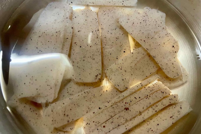 卵とこんにゃくのうま塩炒め