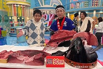 さらば森田哲矢、『ラヴィット』で購入した90万円マグロ披露　後ろの“大男”にも反響