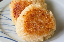 ごはんに“ある粉”混ぜて焼くだけ　香ばしくて絶品の「焼きおにぎり」がリピ確定