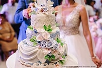 56年前のウエディングケーキを冷凍庫で発見した女性　「大切な思い出をわが子と食べる」