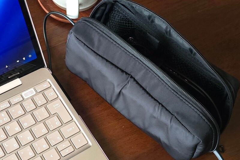 無印良品、990円の「ガジェットポーチ」が天才 PC充電器を“入れたまま”使える