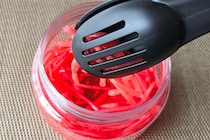 セリアで見つけた「110円トング」が万能すぎ　菜箸の出番が一気に減りそう