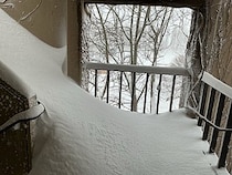 大雪の翌朝、家のドア開けて絶望　変わり果てた外階段が「大事故に繋がる」と話題に…