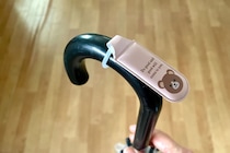 これが110円は優秀すぎ…　セリアの「マグネット傘マーカー」、目印になるし玄関ドアにもくっつく