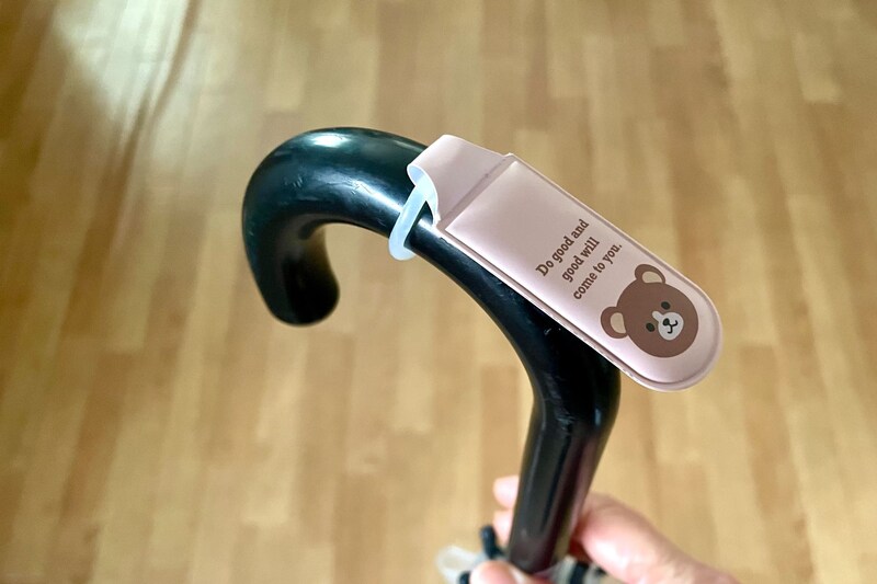 これが110円は優秀すぎ…　セリアの「マグネット傘マーカー」、目印になるし玄関ドアにもくっつく