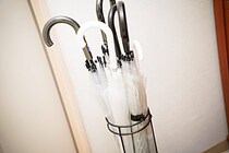 約5割が、雨の日にコンビニで傘を買った経験あり　家にどんどん増えていく…