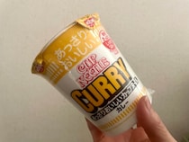 カップヌードルカレー、お湯入れ1分で“コレ”を投入…　驚くほど「蕎麦店のカレー味」に