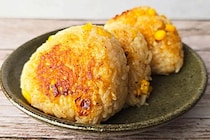 “昨日の残りご飯”が主役級に変身　あつメシさんの濃厚焼きおにぎりが背徳のうまさ