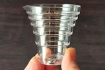 計量スプーンの出番が激減　山崎実業の「浮かせる計量カップ」が便利すぎた