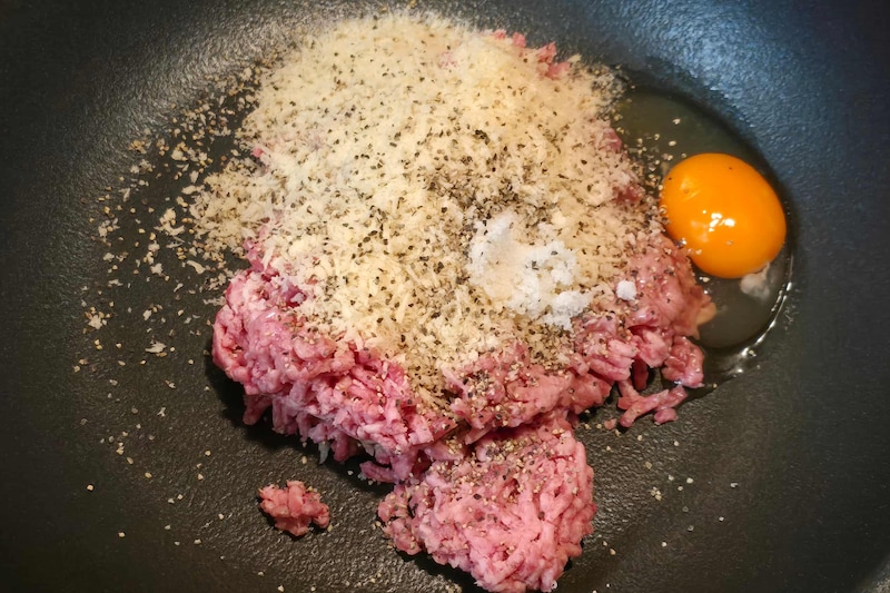 ボウル不要、ワンパンで完結! はるあんさんの「お気楽ハンバーグ」が面倒な日に助かる