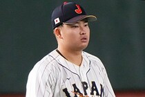 村上宗隆、天皇皇后両陛下退場時の“ガム噛み＆腕組み”に批判の声　「誰か教えてあげて」「これはダメ」