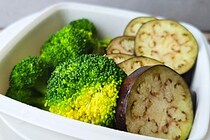 せいろ欲しいけど面倒…を解決　ダイソー「110円レンチン温野菜」が手軽すぎた