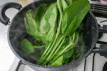 ほうれん草の危険な食べ方、野菜のプロが「絶対やめて」　炒める前に必ず「やるべきこと」
