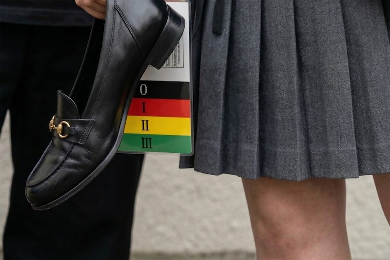 トリアージタグをつける女子高生のイメージ