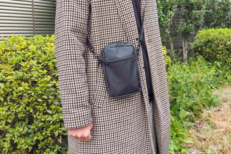 フェイクレザースマホショルダーバッグ