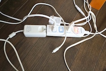 生活感だらけのコンセント周りに終止符　無印良品の「収納箱」で全部すっきり