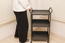 無印良品の「スチールパイプワゴンラック」。スリムに使えるからどの部屋に置いても重宝するよ
