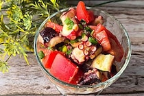 【たった5分で作れる絶品タコおつまみ】切って和えるだけ！　わさび×トマトで作るピリ辛レシピ