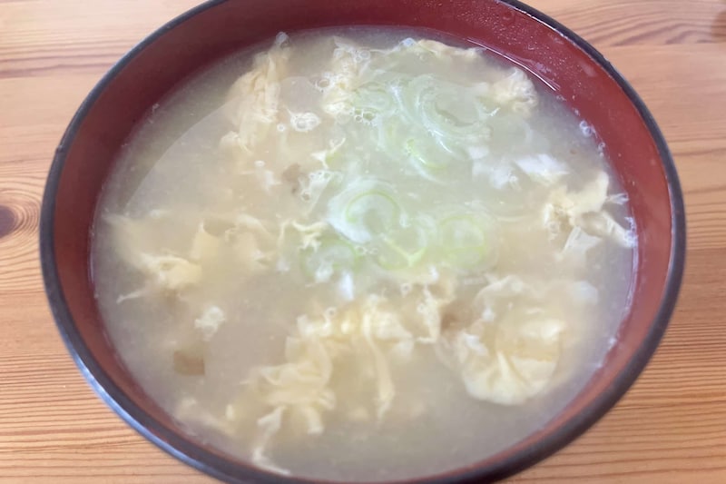 和田明日香さん、具材がない日の味噌汁はコレ　まな板も包丁もいらない「納豆卵汁」
