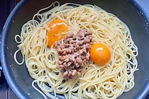 混ぜるだけのAosトラットリア「納豆と卵黄のパスタ」　濃厚さと爽やかさの極上ハーモニー