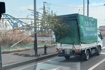 道路で遭遇した危険すぎるトラック、荷台から竹を突き出し暴走か　会社代表は「不適切な行為」認める