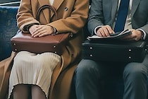 電車での「服の裾問題」、どっちが迷惑？　「はみ出てるほうが悪い」「舌打ちされた」ネット上でも議論