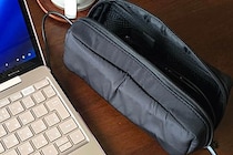 無印良品、990円の「ガジェットポーチ」が天才　PC充電器を“入れたまま”使える
