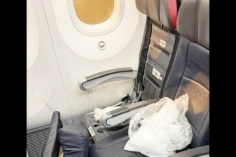 機内でモバイルバッテリー火災、武藤敬司氏が乗っていた便が欠航に　“ゾッとするような焼け跡”写真公開