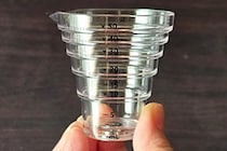 計量スプーンの出番が激減　山崎実業の「浮かせる計量カップ」が便利すぎた