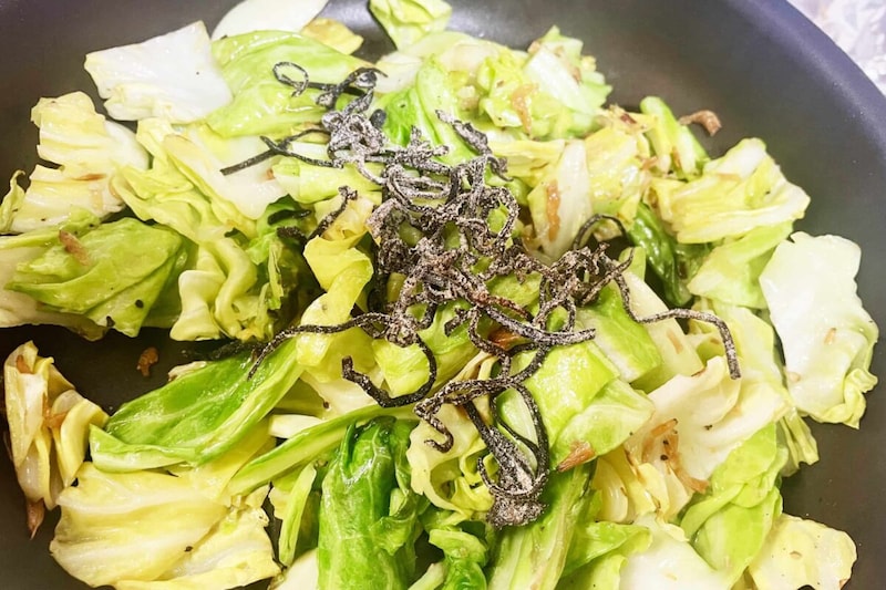 キャベツと桜エビの塩昆布炒め