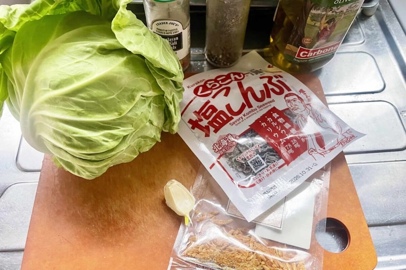 キャベツと桜エビの塩昆布炒め