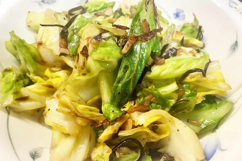 キャベツと桜エビの塩昆布炒め