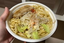 ファミマのラーメン、700円で成人女性の1日分カロリーが摂取可能　「完全にバカの飯」と称賛相次ぐ
